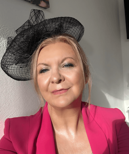Mobile makeup artistry service